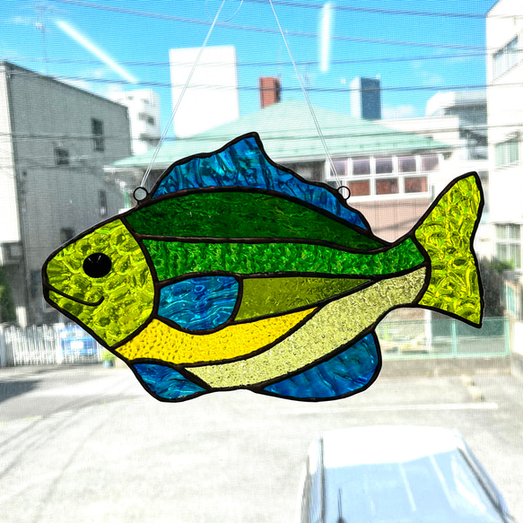 魚のサンキャッチャー　ステンドグラス　グリーン系 1枚目の画像