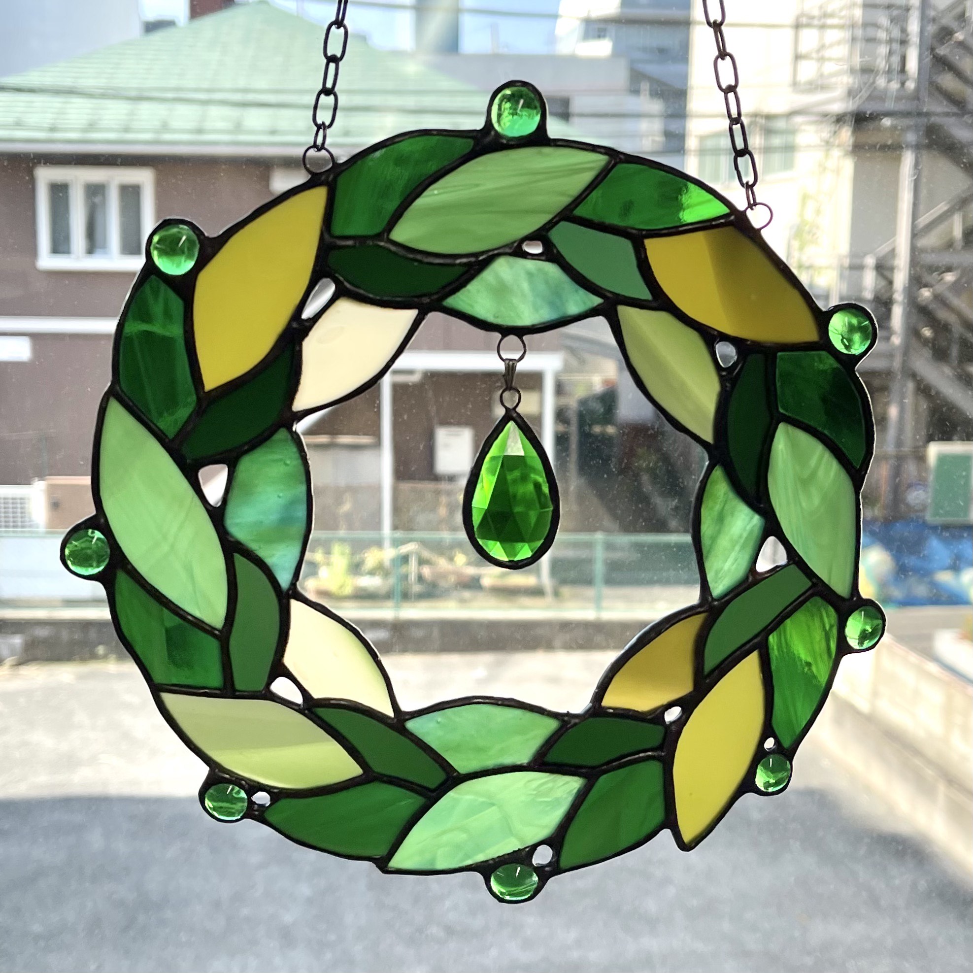 グリーン系のリース　カットジュエル付き　ステンドグラス