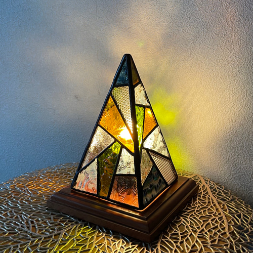 四角錐のランプ ステンドグラス スタンドライト・テーブルランプ 陽