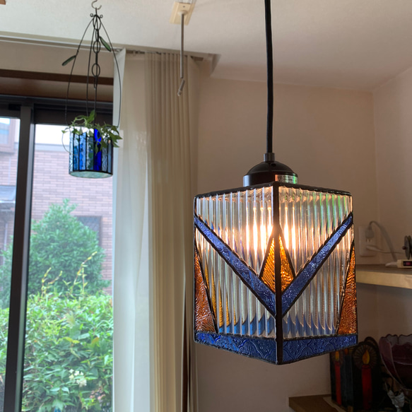 ブルーとアンバーがアクセントのクリアー系ペンダントランプ ステンド