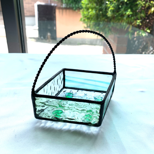 持ち手がついた菱形の小物入れ 花入れ ステンドグラス グリーン系