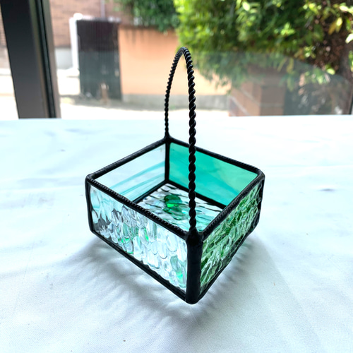 持ち手がついた菱形の小物入れ 花入れ ステンドグラス グリーン系