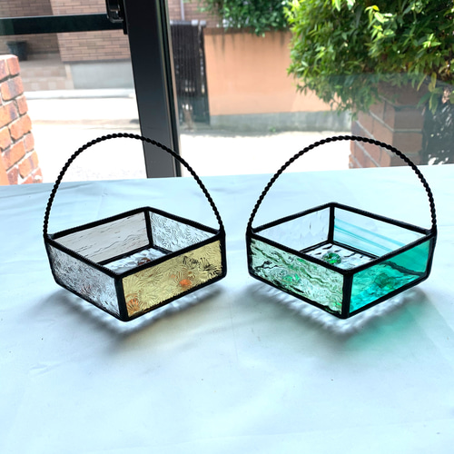 持ち手がついた菱形の小物入れ 花入れ ステンドグラス グリーン系