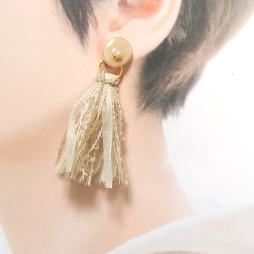 sale】1点もの*2way*ベージュとゴールドのタッセルのピアス