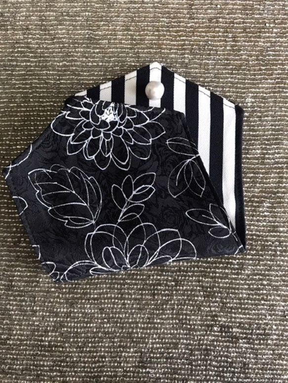 花柄マスクケース（プリーツマスク用平面タイプ）　サテンジャガード花柄　黒＊ボーダー黒白　マスクカバー 2枚目の画像