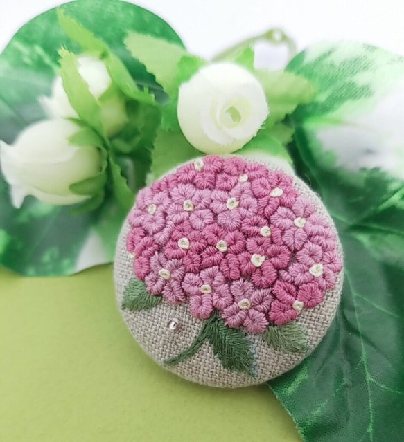 【Creema限定】 手刺繍ブローチ・ヘアゴム  アジサイ 秋色《四季咲き 紫陽花》×リネン  くるみボタン 1枚目の画像