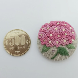 【Creema限定】 手刺繍ブローチ・ヘアゴム  アジサイ 秋色《四季咲き 紫陽花》×リネン  くるみボタン 6枚目の画像