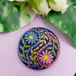 【Creema限定】手刺繍ブローチ・ヘアゴム《花柄々》×ネイビー   くるみボタン 1枚目の画像