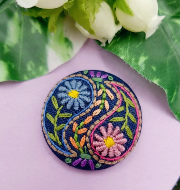 【Creema限定】手刺繍ブローチ・ヘアゴム《花柄々》×ネイビー   くるみボタン 1枚目の画像