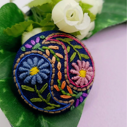 【Creema限定】手刺繍ブローチ・ヘアゴム《花柄々》×ネイビー   くるみボタン 2枚目の画像