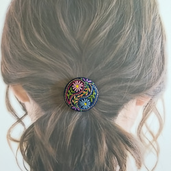 【Creema限定】手刺繍ブローチ・ヘアゴム《花柄々》×ネイビー   くるみボタン 5枚目の画像