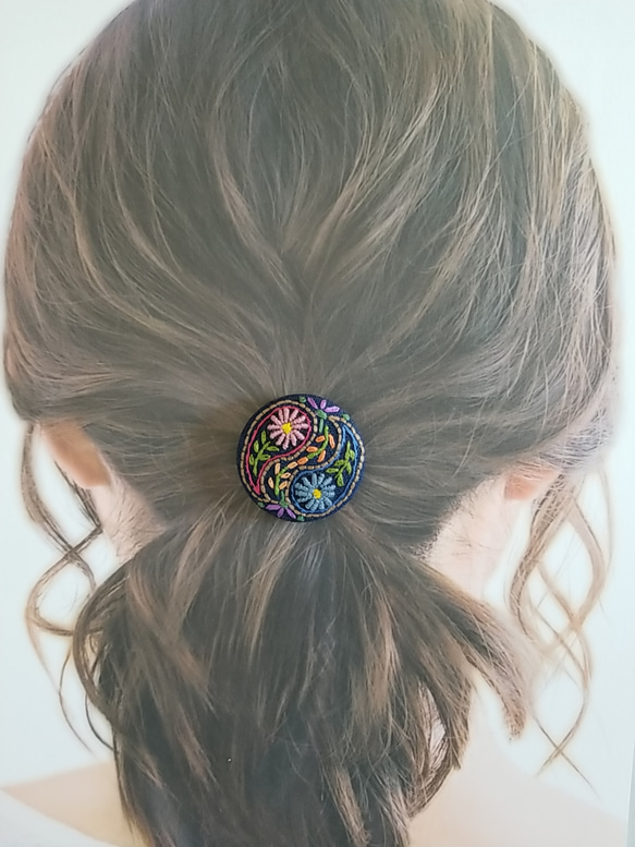 【Creema限定】手刺繍ブローチ・ヘアゴム《花柄々》×ネイビー   くるみボタン 5枚目の画像