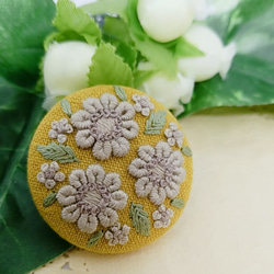 【Creema限定】手刺繍ブローチ・ヘアゴム《ラテ色の花》×マスタード  くるみボタン 5枚目の画像