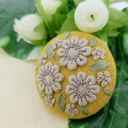 【Creema限定】手刺繍ブローチ・ヘアゴム《ラテ色の花》×マスタード  くるみボタン 6枚目の画像