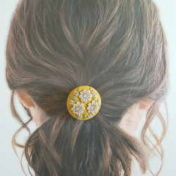 【Creema限定】手刺繍ブローチ・ヘアゴム《ラテ色の花》×マスタード  くるみボタン 7枚目の画像