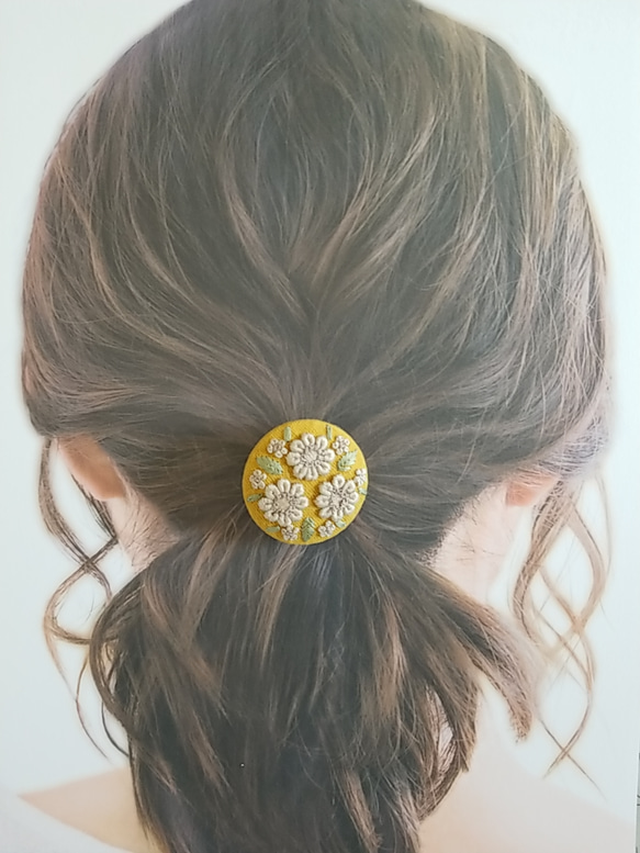 【Creema限定】手刺繍ブローチ・ヘアゴム《ラテ色の花》×マスタード  くるみボタン 7枚目の画像