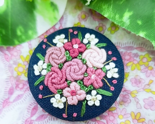 受注製作】手刺繍ブローチ・ヘアゴム 《ピンク花束》×濃紺 くるみ