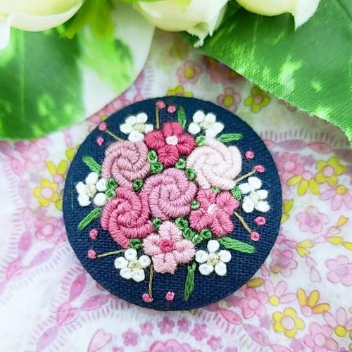 受注製作】手刺繍ブローチ・ヘアゴム 《ピンク花束》×濃紺 くるみ