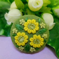 【受注製作】手刺繍ブローチ・ヘアゴム  春《黄色い花》×グリーン  くるみボタン  菜の花色 1枚目の画像