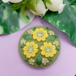 【受注製作】手刺繍ブローチ・ヘアゴム  春《黄色い花》×グリーン  くるみボタン  菜の花色 2枚目の画像