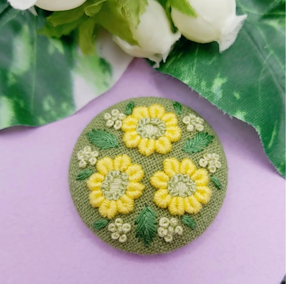 【受注製作】手刺繍ブローチ・ヘアゴム  春《黄色い花》×グリーン  くるみボタン  菜の花色 2枚目の画像