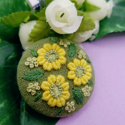 【受注製作】手刺繍ブローチ・ヘアゴム  春《黄色い花》×グリーン  くるみボタン  菜の花色 4枚目の画像