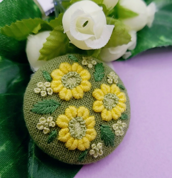 【受注製作】手刺繍ブローチ・ヘアゴム  春《黄色い花》×グリーン  くるみボタン  菜の花色 4枚目の画像