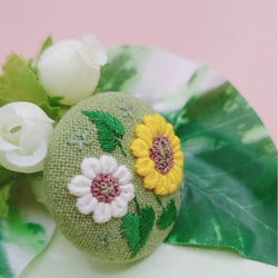 手刺繍ブローチ・ヘアゴム《白い向日葵と。》×グリーン  ひまわり  くるみボタン 3枚目の画像