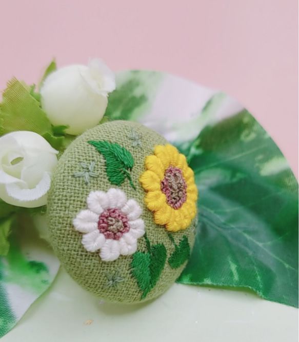 手刺繍ブローチ・ヘアゴム《白い向日葵と。》×グリーン  ひまわり  くるみボタン 3枚目の画像