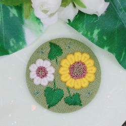 手刺繍ブローチ・ヘアゴム《白い向日葵と。》×グリーン  ひまわり  くるみボタン 2枚目の画像