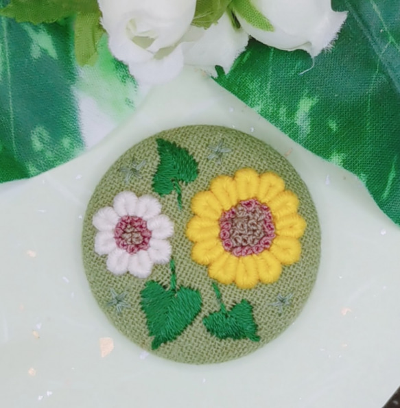 手刺繍ブローチ・ヘアゴム《白い向日葵と。》×グリーン  ひまわり  くるみボタン 2枚目の画像