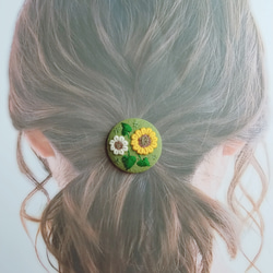 手刺繍ブローチ・ヘアゴム《白い向日葵と。》×グリーン  ひまわり  くるみボタン 4枚目の画像