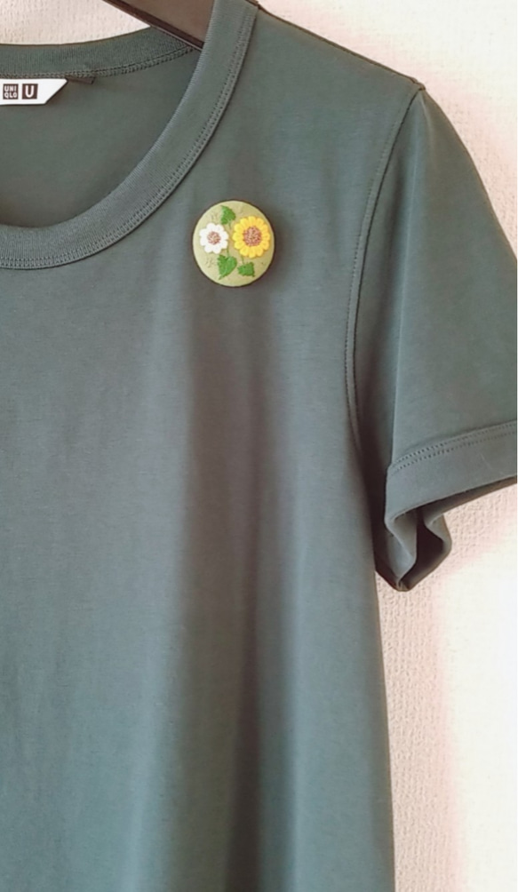 手刺繍ブローチ・ヘアゴム《白い向日葵と。》×グリーン  ひまわり  くるみボタン 5枚目の画像