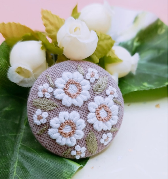 ✱完売✱手刺繍ブローチ・ヘアゴム《白い花》×アースピンク くるみ 
