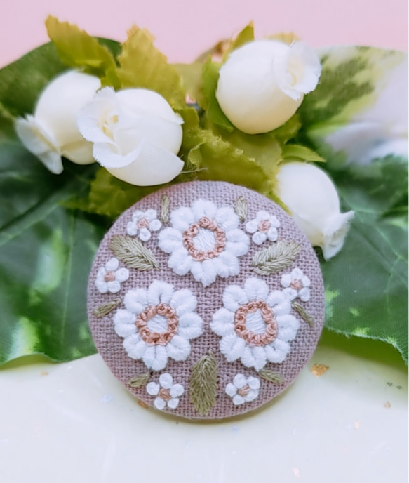 【受注製作】手刺繍ブローチ・ヘアゴム《白い花》×アースピンク  くるみボタン 2枚目の画像