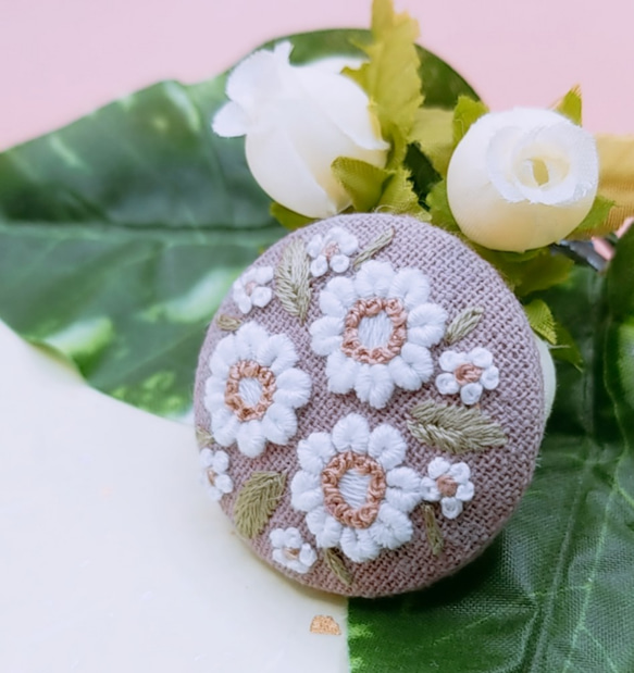 【受注製作】手刺繍ブローチ・ヘアゴム《白い花》×アースピンク  くるみボタン 3枚目の画像