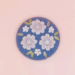 手刺繍ブローチ・ヘアゴム《静の花》×アースブルー  くるみボタン 6枚目の画像