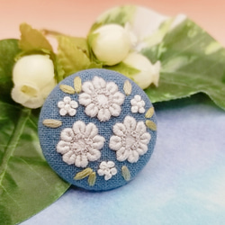 手刺繍ブローチ・ヘアゴム《静の花》×アースブルー  くるみボタン 2枚目の画像