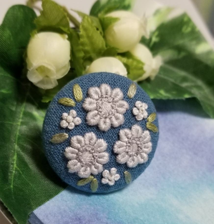 ブルーローズスワッグ ハンドメイド　 リボン刺繍ブローチ　くるみボタン くるみボタン刺繍 ブローチ リボン刺繍 薔薇 ライスビーズ