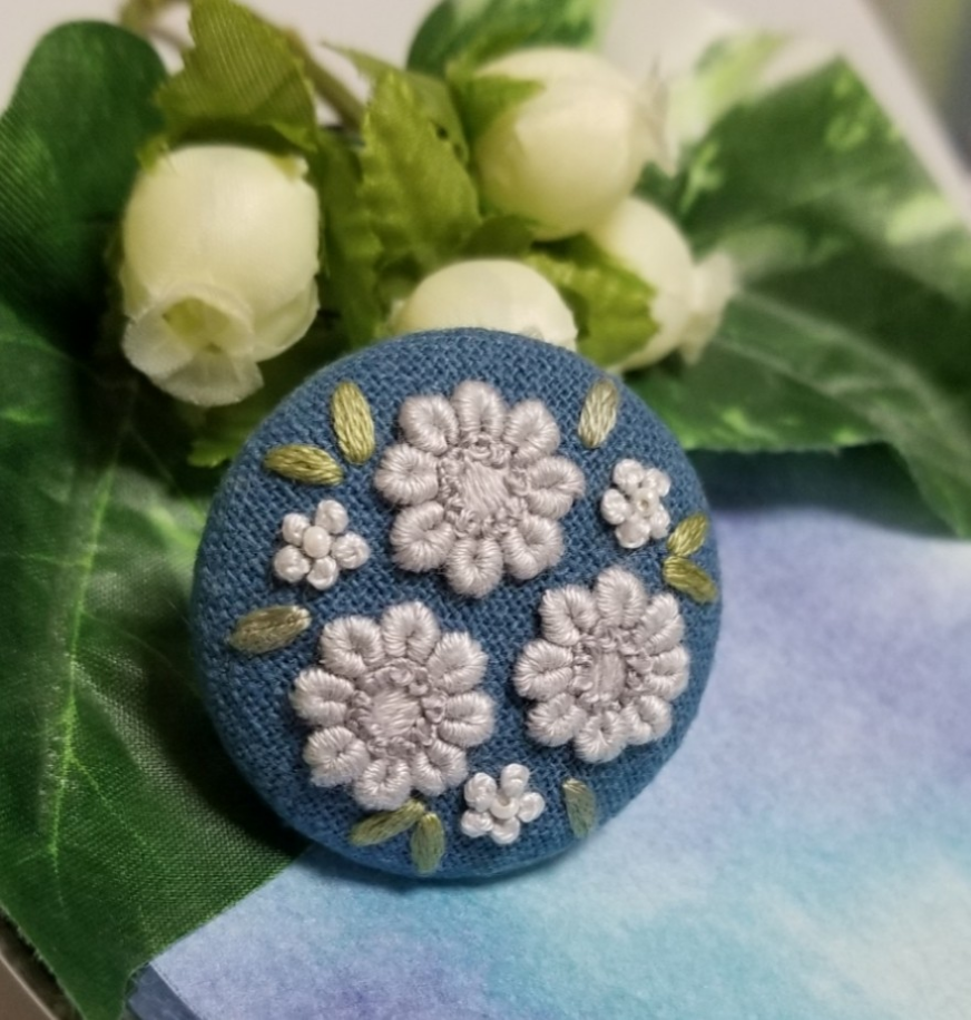 手刺繍ブローチ・ヘアゴム《静の花》×アースブルー くるみボタン 