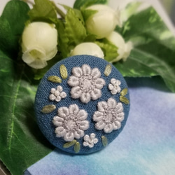 手刺繍ブローチ・ヘアゴム《静の花》×アースブルー  くるみボタン 1枚目の画像