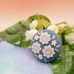 手刺繍ブローチ・ヘアゴム《静の花》×アースブルー  くるみボタン 3枚目の画像