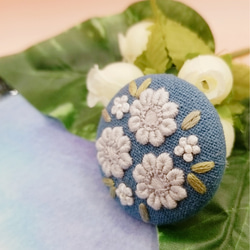 手刺繍ブローチ・ヘアゴム《静の花》×アースブルー  くるみボタン 4枚目の画像