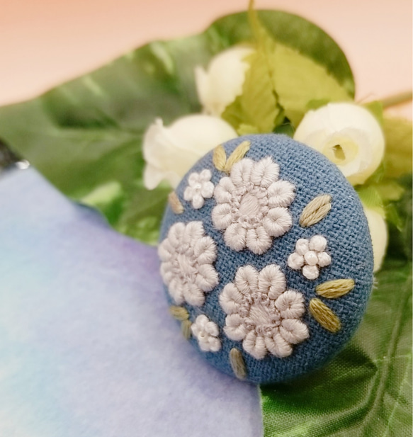 手刺繍ブローチ・ヘアゴム《静の花》×アースブルー  くるみボタン 4枚目の画像