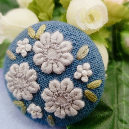 ブルーローズスワッグ ハンドメイド　 リボン刺繍ブローチ　くるみボタン ブルーローズスワッグ ハンドメイド リボン刺繍ブローチ くるみ