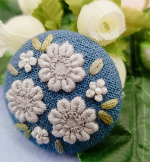 手刺繍ブローチ・ヘアゴム《静の花》×アースブルー  くるみボタン 5枚目の画像