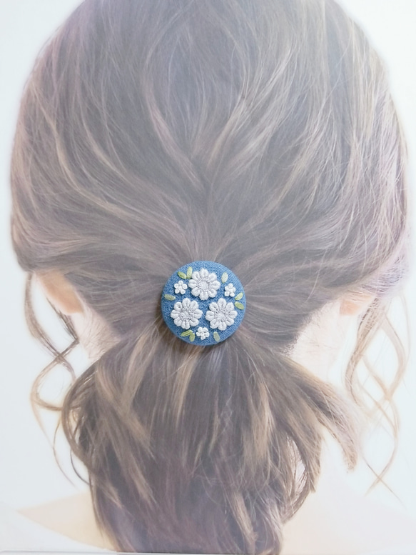 手刺繍ブローチ・ヘアゴム《静の花》×アースブルー  くるみボタン 7枚目の画像