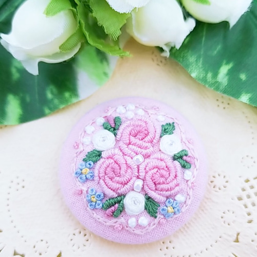 受注製作】刺繍ブローチ くるみボタン花 《桃色の薔薇》×ベビーピンク