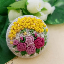 【受注製作】手刺繍ブローチ・ヘアゴム《ピンク薔薇とミモザ》くるみボタン 4枚目の画像