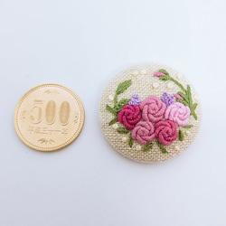 手刺繍ブローチ・ヘアゴム 春《ピンク色の薔薇》くるみボタン 7枚目の画像